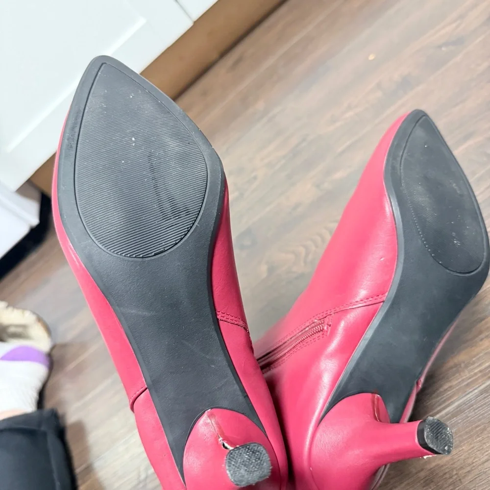 RAMPAGE RED MEDIUM HEEL BOOTIE SIDE ZIPPER.    MINOR SCUFFS SEE PHOTOS - Picture 9 of 10